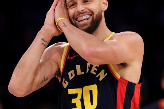 Stephen Curry entre dans l’histoire avec 4 000 paniers à trois points en NBA !