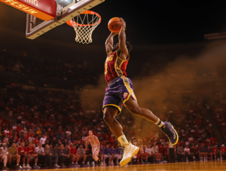 Stephen Curry en action sur le terrain de basketball durant un match