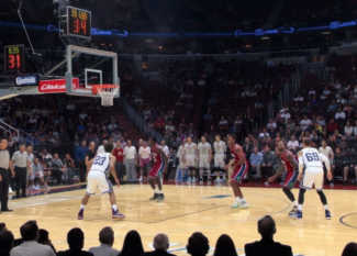 Joueur de basket-ball S. Curry en action sur le terrain