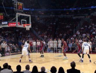Joueur de basket-ball S. Curry en action sur le terrain