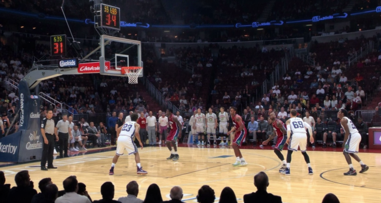 Joueur de basket-ball S. Curry en action sur le terrain