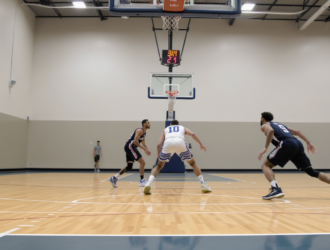 Joueurs de basketball en action sur un terrain moderne