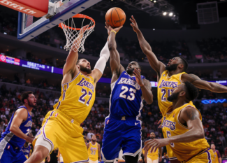 Joueurs de la NBA en action sur le terrain lors d'un match