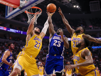 Joueurs de la NBA en action sur le terrain lors d'un match