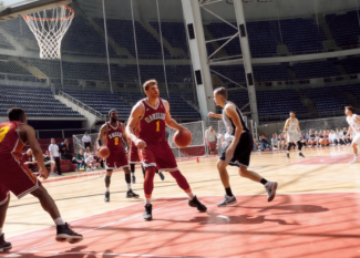 Joueurs de basketball illustrant les règles essentielles du jeu