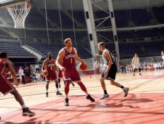 Joueurs de basketball illustrant les règles essentielles du jeu