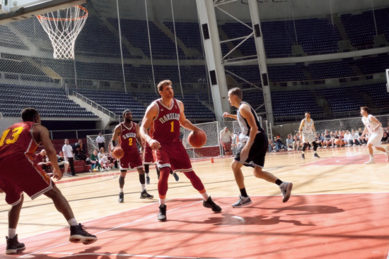 Joueurs de basketball illustrant les règles essentielles du jeu