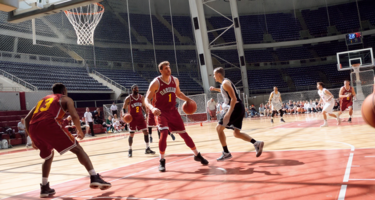 Joueurs de basketball illustrant les règles essentielles du jeu