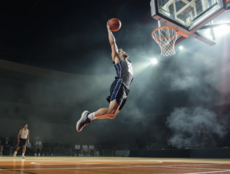 Joueur de basketball exécutant un tir pour marquer des points